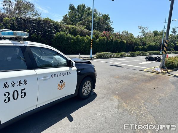 ▲東港大鵬灣段發生機車與警車擦撞交通事故             。（圖／記者陳崑福翻攝）