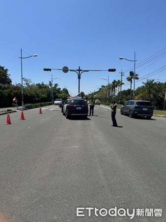 ▲東港大鵬灣段發生機車與警車擦撞交通事故             。（圖／記者陳崑福翻攝）