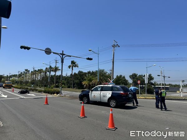 ▲東港大鵬灣段發生機車與警車擦撞交通事故             。（圖／記者陳崑福翻攝）