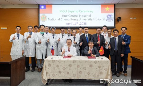 ▲成大醫院院長李經維與越南順化中央醫院院長Pham Nhu Hiep共同簽署合作備忘錄，延續雙邊骨科醫療交流。（記者林東良翻攝，下同）