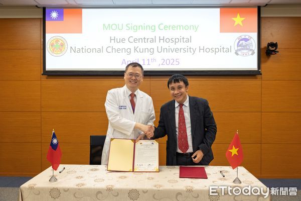 ▲成大醫院院長李經維與越南順化中央醫院院長Pham Nhu Hiep共同簽署合作備忘錄，延續雙邊骨科醫療交流。（記者林東良翻攝，下同）