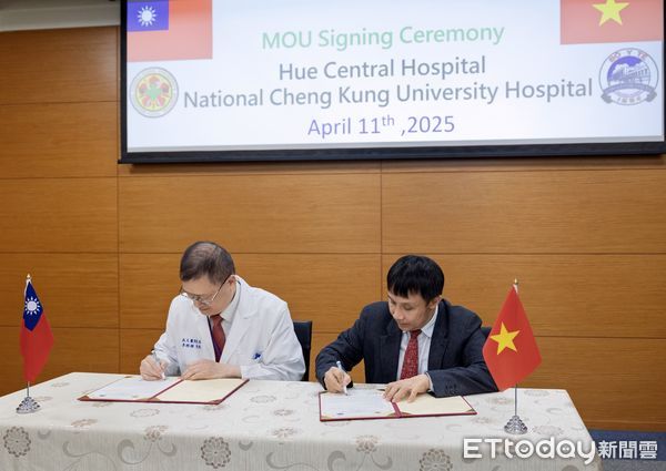 ▲成大醫院院長李經維與越南順化中央醫院院長Pham Nhu Hiep共同簽署合作備忘錄，延續雙邊骨科醫療交流。（記者林東良翻攝，下同）