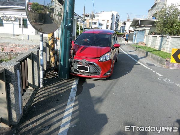 ▲自撞交通事故           。（圖／記者陳崑福翻攝）