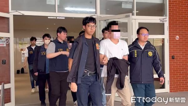▲花蓮偵察大隊在台北市南港區拘捕詐騙集團車手4人並查扣不法所得證物。（圖／花蓮縣警察局提供，下同）