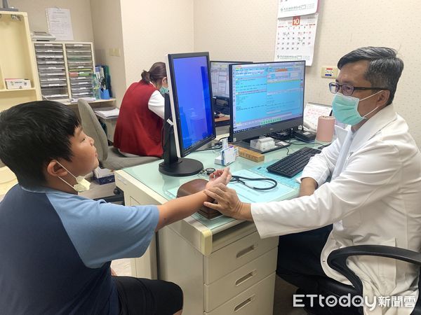 ▲中醫科主任楊成湛提醒，慢性便秘不僅讓孩子腹痛、解便出血，還可能導致食慾不振。（圖／門諾醫院提供，下同）
