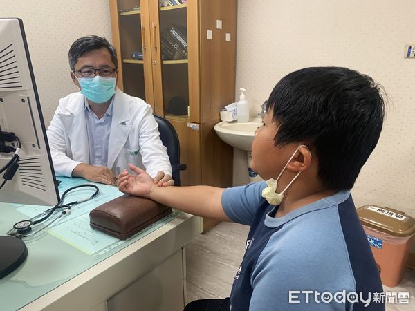 ▲中醫科主任楊成湛提醒，慢性便秘不僅讓孩子腹痛、解便出血，還可能導致食慾不振。（圖／門諾醫院提供，下同）