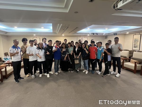 ▲台南市議員蔡宗豪、盧崑福偕同市溜冰協會、教練與選手代表，向市府爭取專業滑輪園區，市長黃哲當場允諾2月內找地規劃。（記者林東良翻攝，下同）
