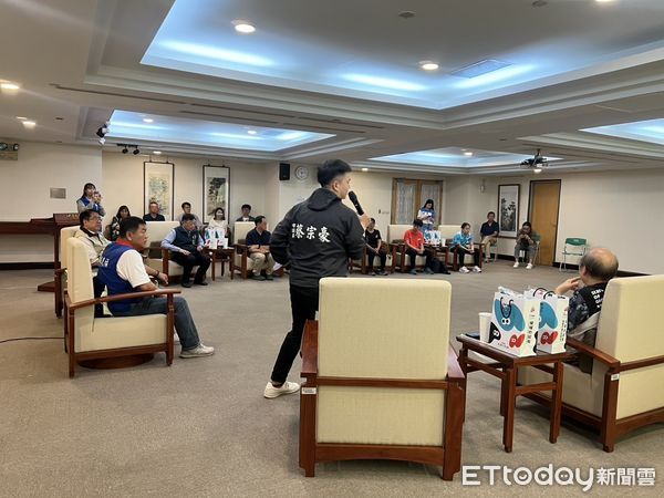 ▲台南市議員蔡宗豪、盧崑福偕同市溜冰協會、教練與選手代表，向市府爭取專業滑輪園區，市長黃哲當場允諾2月內找地規劃。（記者林東良翻攝，下同）