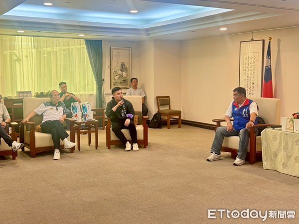 ▲台南市議員蔡宗豪、盧崑福偕同市溜冰協會、教練與選手代表，向市府爭取專業滑輪園區，市長黃哲當場允諾2月內找地規劃。（記者林東良翻攝，下同）