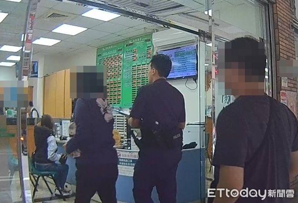 ▲員警與其家人苦勸終於讓她回心轉意，由員警及其家人陪同她到銀行辦理解除抵押手續。（圖／桃園警分局提供）