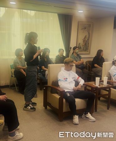 ▲台南市議員蔡宗豪、盧崑福偕同市溜冰協會、教練與選手代表，向市府爭取專業滑輪園區，市長黃哲當場允諾2月內找地規劃。（記者林東良翻攝，下同）