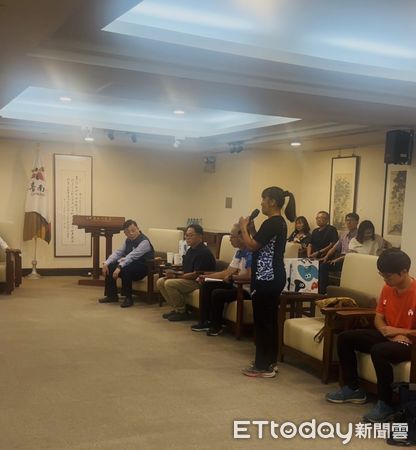 ▲台南市議員蔡宗豪、盧崑福偕同市溜冰協會、教練與選手代表，向市府爭取專業滑輪園區，市長黃哲當場允諾2月內找地規劃。（記者林東良翻攝，下同）