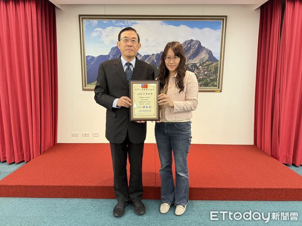 ▲國際檢察官協會頒給橋頭地檢署楊翊妘檢察官特別貢獻獎。             。（圖／最高檢察署提供）