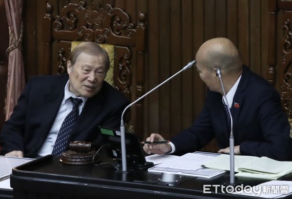 ▲▼卓榮泰答詢時表示自己跟韓國瑜院長的薪水都沒有40萬 主席台上的韓國瑜立刻跟秘書長周萬來討論起來 。（圖／記者屠惠剛攝）