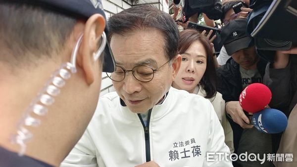 ▲▼             國民黨主席朱立倫、立委賴士葆等人前往北院聲援黃呂錦茹，被擋在管制區外。（圖／記者湯興漢攝，下同）