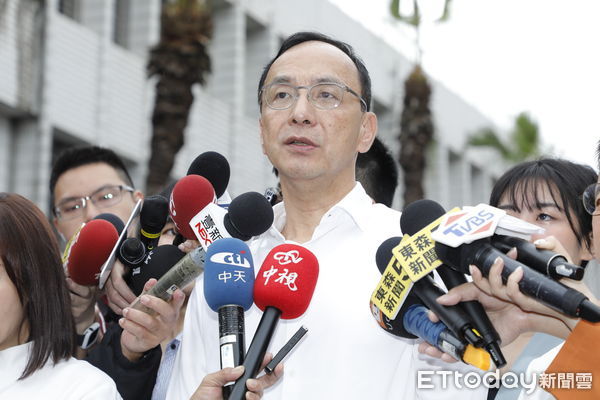 ▲▼             國民黨主席朱立倫、立委賴士葆等人前往北院聲援黃呂錦茹，被擋在管制區外。（圖／記者湯興漢攝，下同）