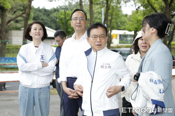 ▲▼             國民黨主席朱立倫、立委賴士葆等人前往北院聲援黃呂錦茹，被擋在管制區外。（圖／記者湯興漢攝，下同）