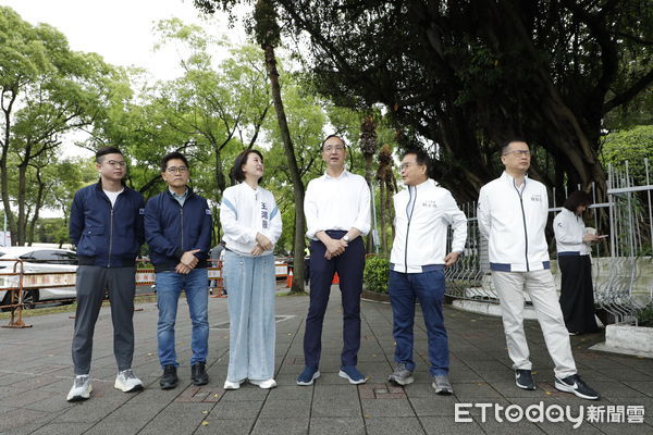 ▲▼             國民黨主席朱立倫、立委賴士葆等人前往北院聲援黃呂錦茹，被擋在管制區外。（圖／記者湯興漢攝，下同）