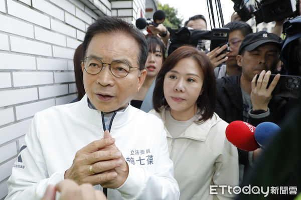 ▲▼             國民黨主席朱立倫、立委賴士葆等人前往北院聲援黃呂錦茹，被擋在管制區外。（圖／記者湯興漢攝，下同）