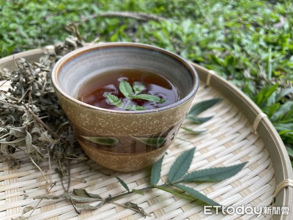 ▲▼活動帶領親子利用夏日民俗植物，手作沐浴包與香草掛飾。（圖／花蓮分署提供，下同）