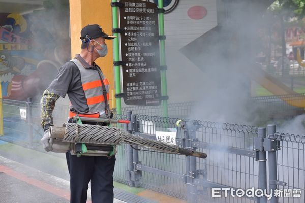 ▲▼小黑蚊逐漸猖狂，花蓮市公所進行公園周邊噴藥防治。（圖／花蓮市公所，下同）