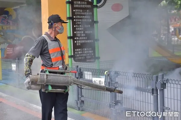 ▲▼小黑蚊逐漸猖狂，花蓮市公所進行公園周邊噴藥防治。（圖／花蓮市公所，下同）