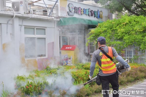 ▲▼小黑蚊逐漸猖狂，花蓮市公所進行公園周邊噴藥防治。（圖／花蓮市公所，下同）