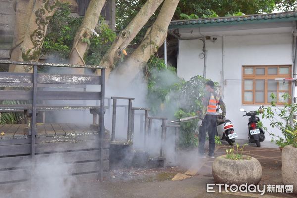 ▲▼小黑蚊逐漸猖狂，花蓮市公所進行公園周邊噴藥防治。（圖／花蓮市公所，下同）