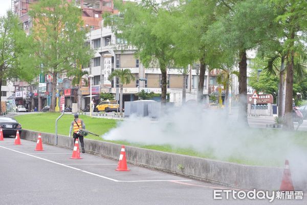 ▲▼小黑蚊逐漸猖狂，花蓮市公所進行公園周邊噴藥防治。（圖／花蓮市公所，下同）