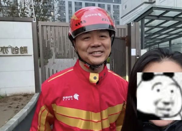 ▲京東創辦人劉強東親自送外賣。（圖／翻攝微博）