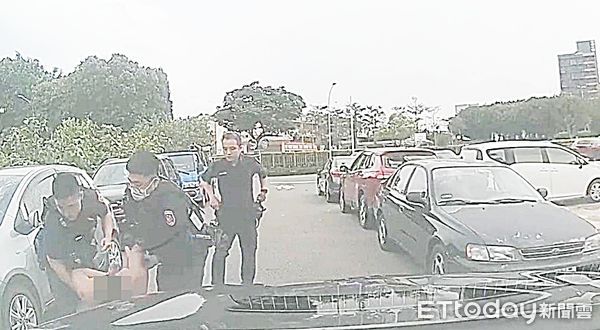 ▲中壢警方於23日下午據報在中壢區榮民路285巷內一處停車場，姜姓男子持磚塊隨機亂砸路旁轎車，員警到場制止。（圖／記者沈繼昌翻攝）