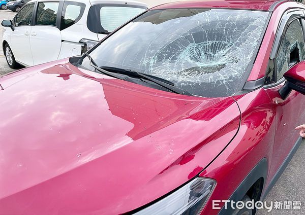 ▲中壢警方23日下午據報在中壢區榮民路285巷內停車場有砸車事件，姜姓男子持磚塊隨機亂砸路旁轎車，圖為受損轎車擋風玻璃被砸。（圖／記者沈繼昌翻攝）