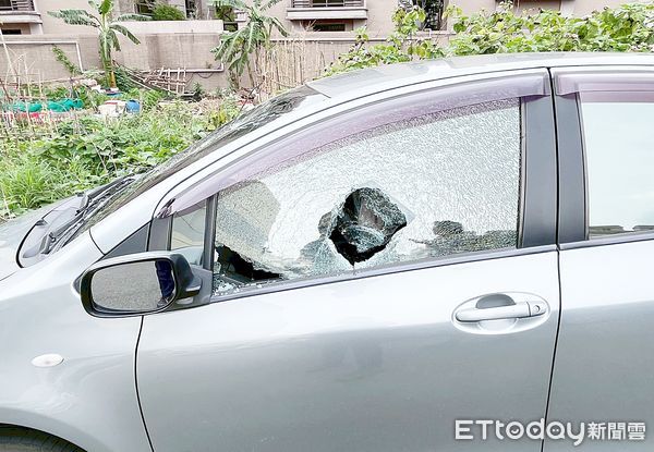 ▲中壢警方23日下午據報在中壢區榮民路285巷內停車場有砸車事件，姜姓男子持磚塊隨機亂砸路旁轎車，圖為受損轎車車窗被砸。（圖／記者沈繼昌翻攝）