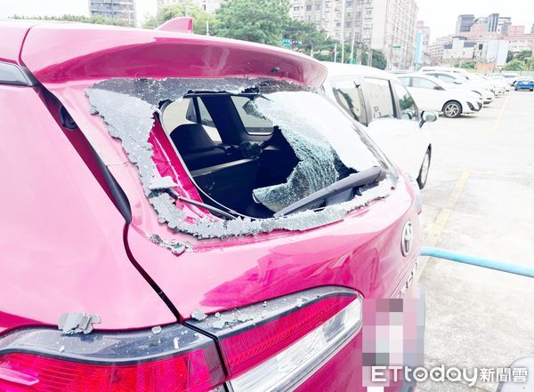 ▲中壢警方23日下午據報在中壢區榮民路285巷內停車場有砸車事件，姜姓男子持磚塊隨機亂砸路旁轎車，圖為受損轎車後方擋風玻璃毀損。（圖／記者沈繼昌翻攝）