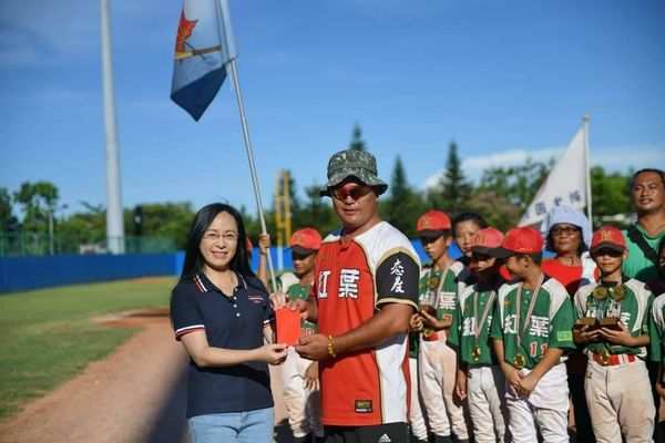 ▲▼民進黨立委陳瑩與伍麗華表示，紅葉國小棒球場年久失修，她們成功協助紅葉國小爭取近600萬修繕經費。（圖／陳瑩辦公室提供）