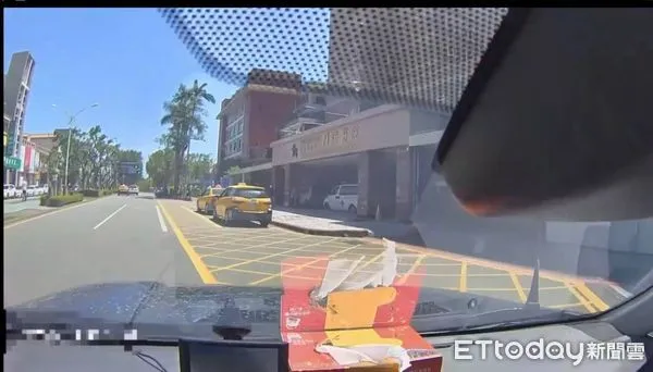 ▲▼警車鳴笛開道僅5分鐘就將羊水破裂待產的孕婦安全護送到醫院。（圖／鳳林警分局提供，下同）