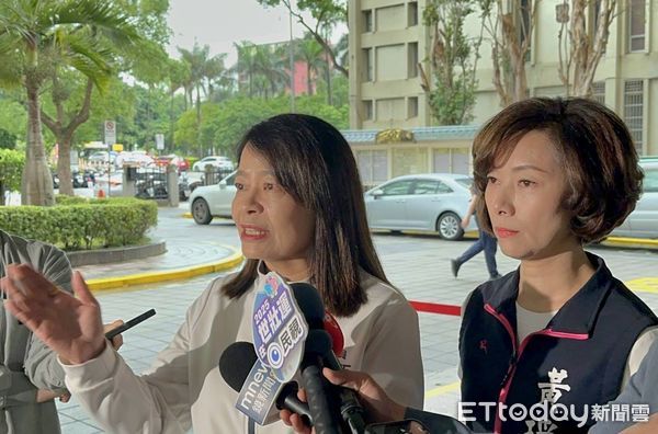 ▲▼國民黨宜蘭縣議員黃琤婷今代表罷免民進黨立委陳俊宇團體到中選會領表。（圖／記者陳家祥攝）