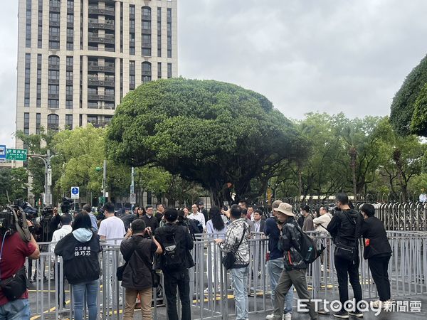 ▲▼國民黨部幽靈連署案遭搜索，黃呂錦茹遭收押，國民黨主席率民意代表場外聲援。（圖／記者邱中岳翻攝）