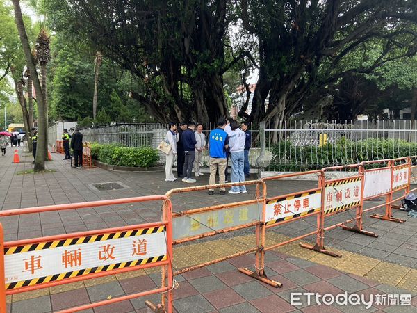 ▲▼國民黨部幽靈連署案遭搜索，黃呂錦茹遭收押，國民黨主席率民意代表場外聲援。（圖／記者邱中岳翻攝）