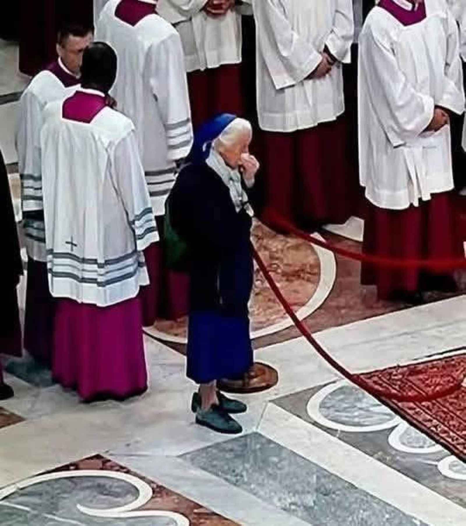 方濟各辭世／81歲修女棺前哭別老友方濟各　40年深厚情誼感動全球