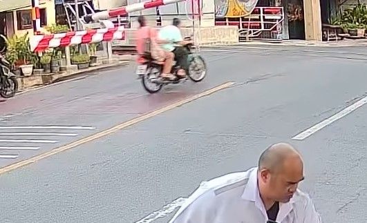 ▲▼天兵老公狂飆衝平交道　人妻淪人肉盾牌「V字慘摔」。（圖／翻攝自臉書／Peet Love）