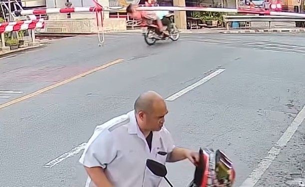 ▲▼天兵老公狂飆衝平交道　人妻淪人肉盾牌「V字慘摔」。（圖／翻攝自臉書／Peet Love）