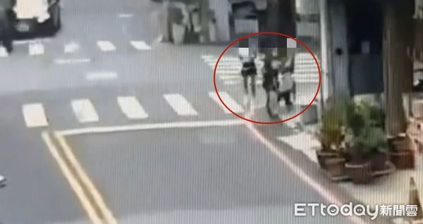 ▲林姓女子大白天在西華南街突遭陌男狠拍背部，背部「紅掌印」紅腫，警方已鎖定嫌犯追緝中。（記者林東良翻攝，下同）