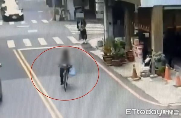 ▲林姓女子大白天在西華南街突遭陌男狠拍背部，背部「紅掌印」紅腫，警方已鎖定嫌犯追緝中。（記者林東良翻攝，下同）