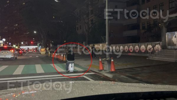 ▲一名女子騎電動行李箱在左營道路行駛             。（圖／記者吳奕靖攝）
