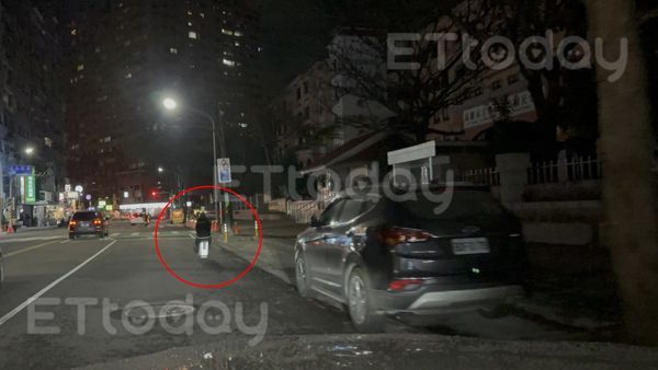 ▲一名女子騎電動行李箱在左營道路行駛             。（圖／記者吳奕靖攝）