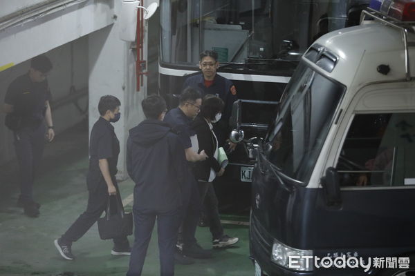 ▲▼國民黨台北市黨部主委黃呂錦茹涉幽靈連署，羈押禁見，上銬上囚車。（圖／記者湯興漢攝）