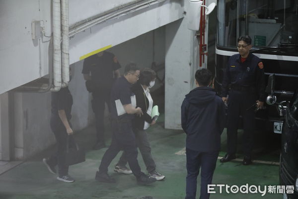 ▲▼國民黨台北市黨部主委黃呂錦茹涉幽靈連署，羈押禁見，上銬上囚車。（圖／記者湯興漢攝）