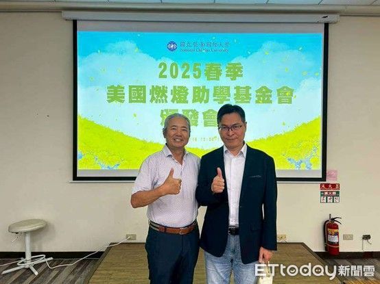 ▲美國燃燈基金會志工代表余志誠(左)與暨大蕭霖學務長(右)於頒發儀式合影。（圖／記者高堂堯翻攝）