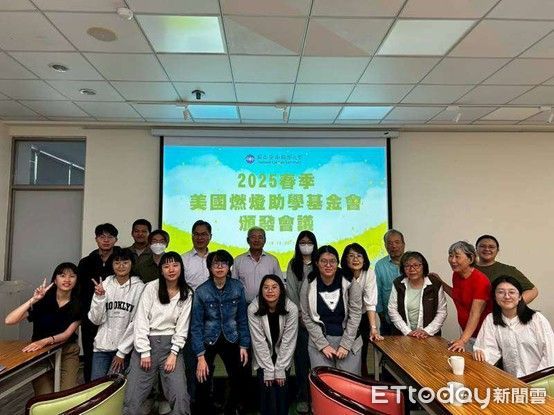 ▲美國燃燈基金會志工與暨南大學師生於頒發儀式合影。（圖／國立暨南國際大學提供，下同）